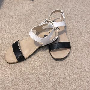 Anne Klein Sport AKQUICKER Sandals WHT/BLK Size 8.5